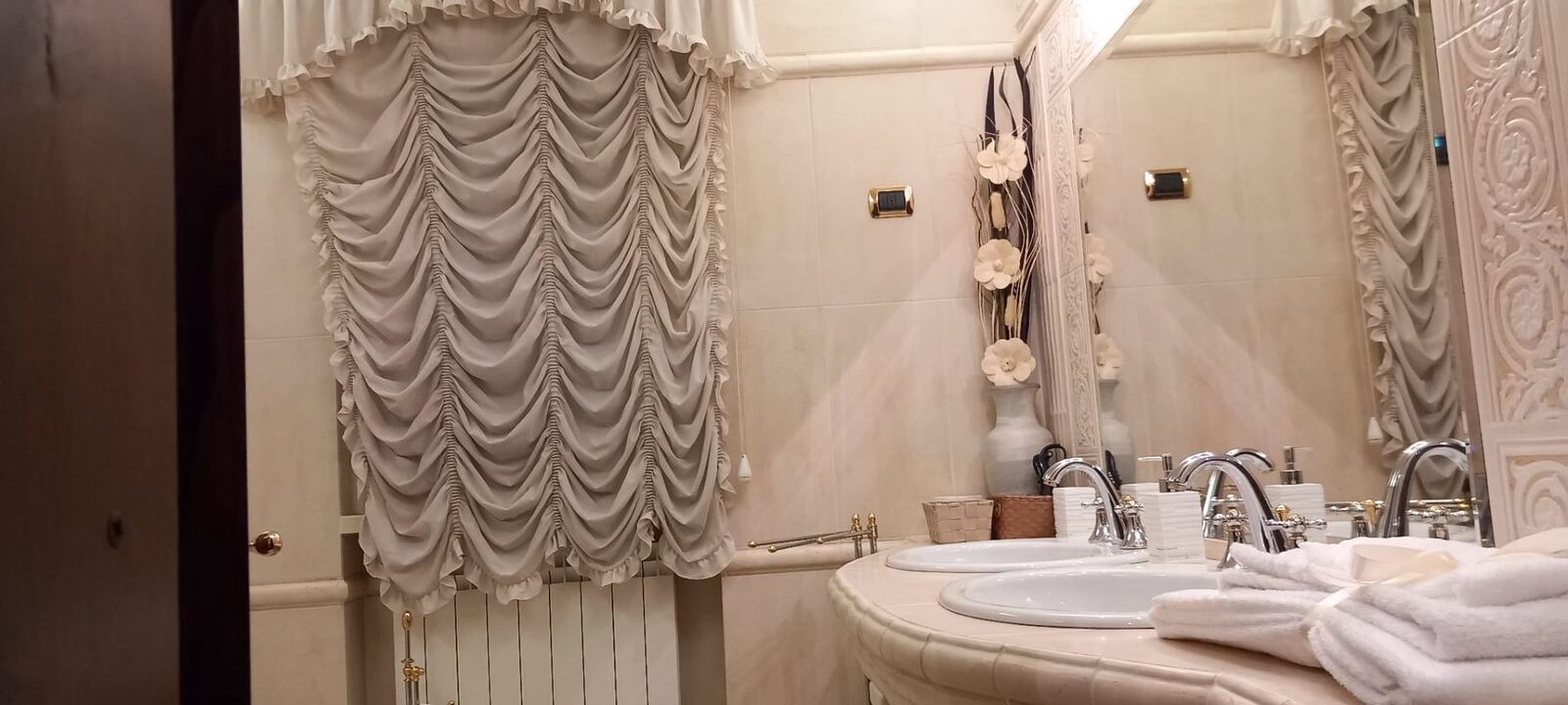 Bagno classico con tendaggi
