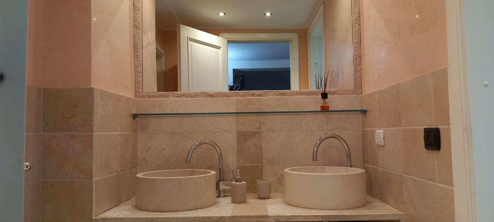 Bagno con doppio lavabo