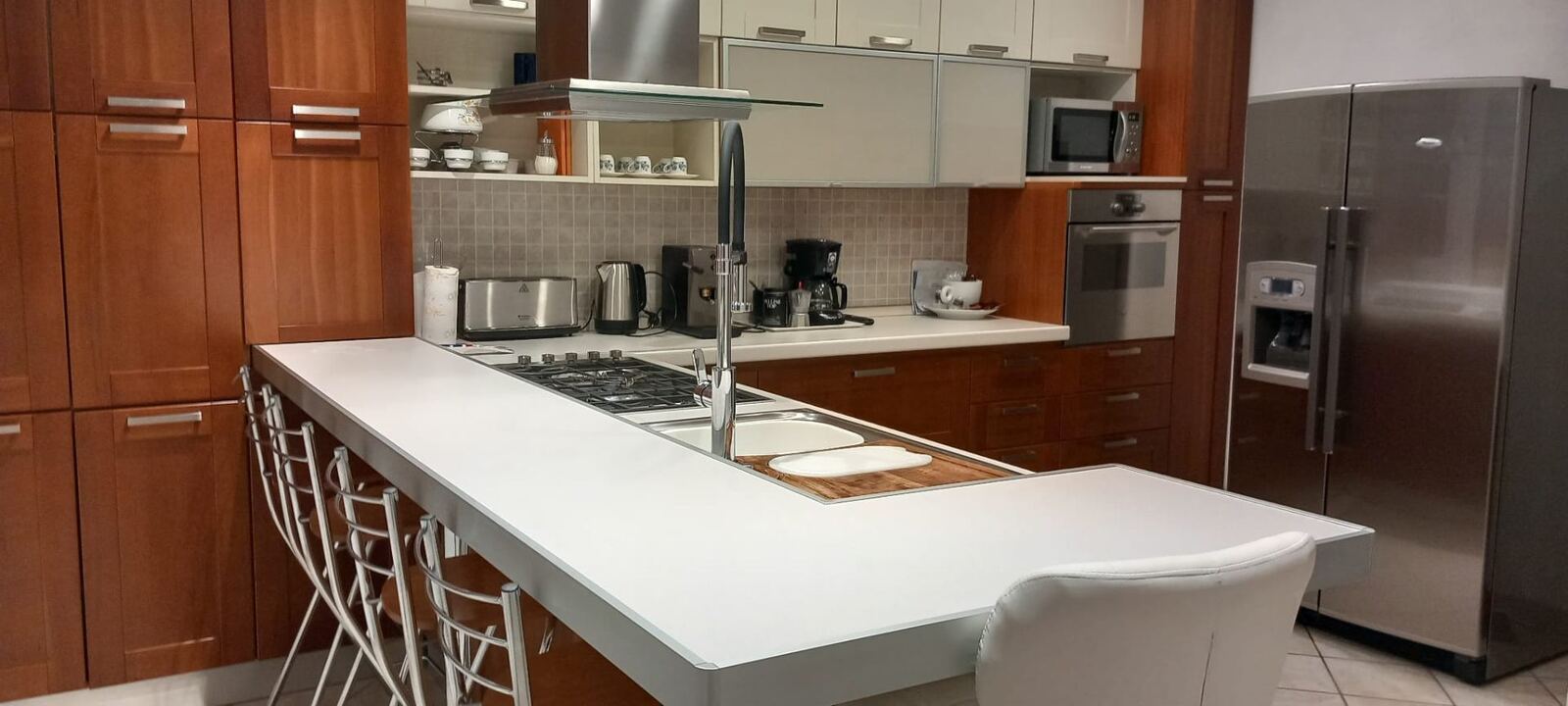Cucina con isola e zona colazione