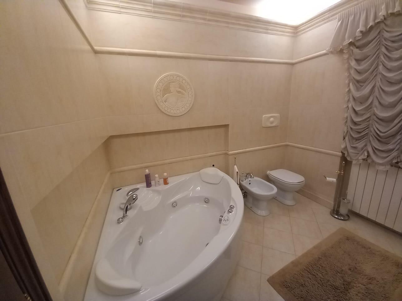 Bagno con vasca idromassaggio angolare