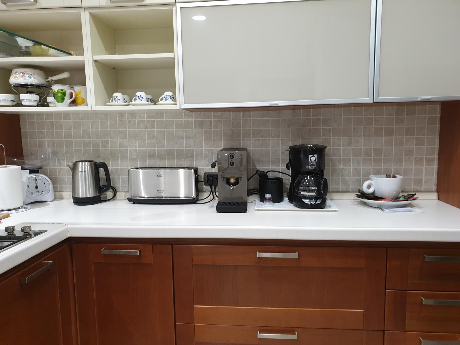 Angolo colazione con macchine da caffè