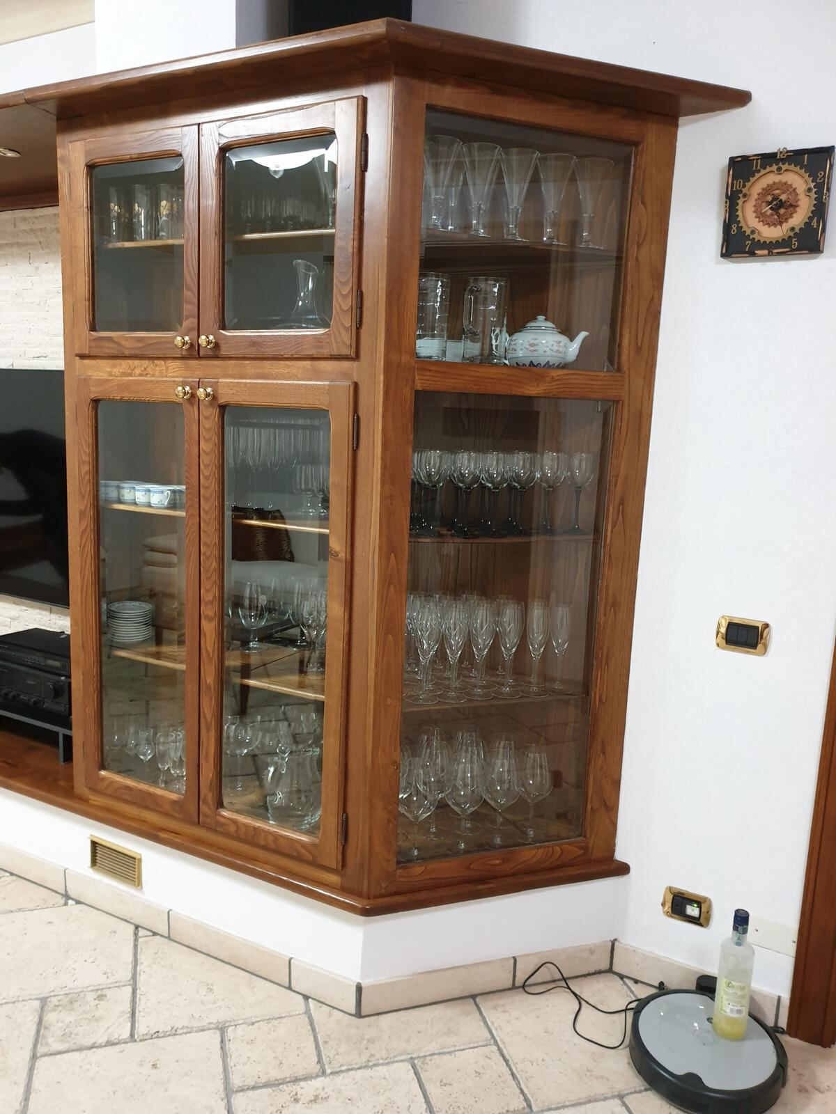 Vetrina in legno con cristalleria