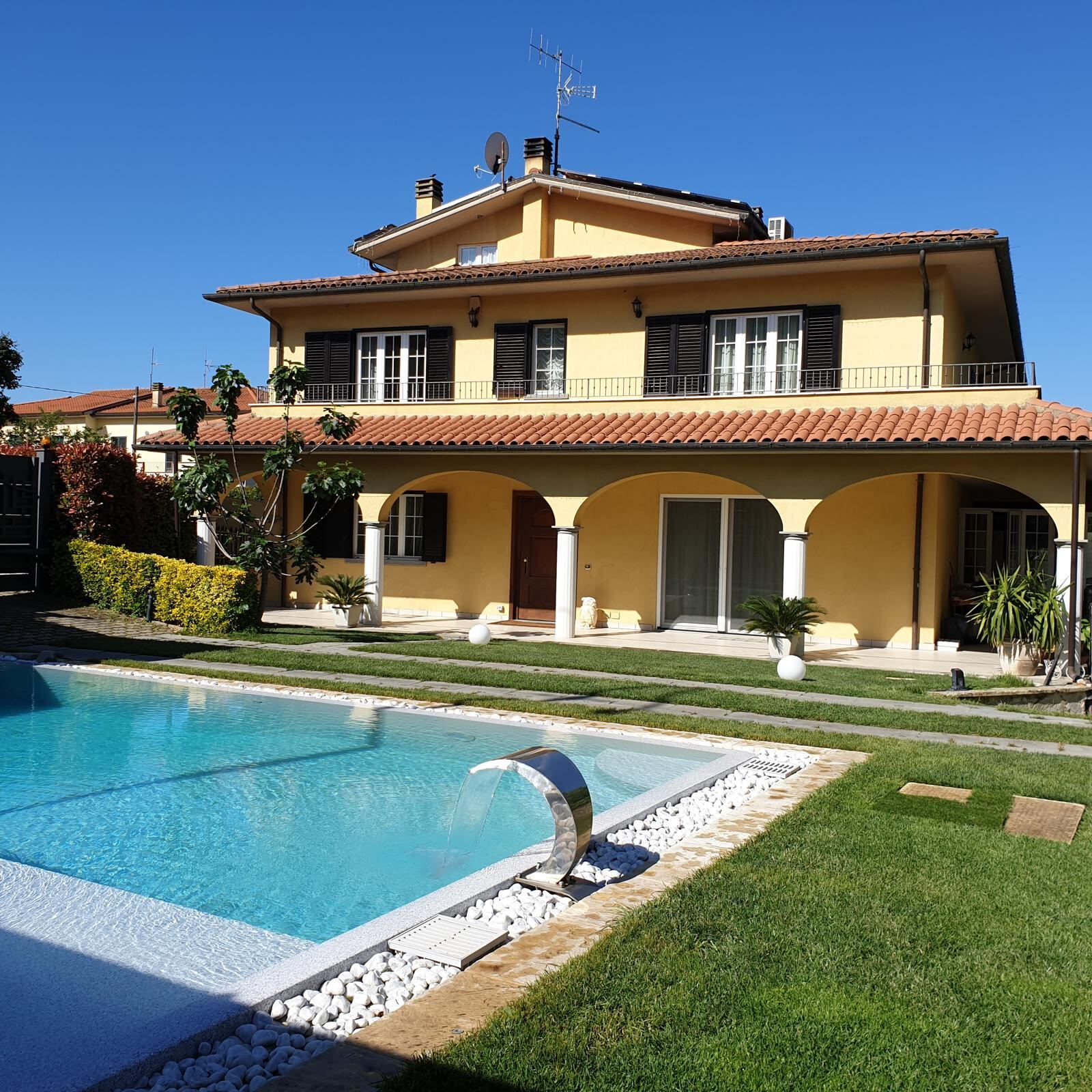 La facciata della villa al tramonto