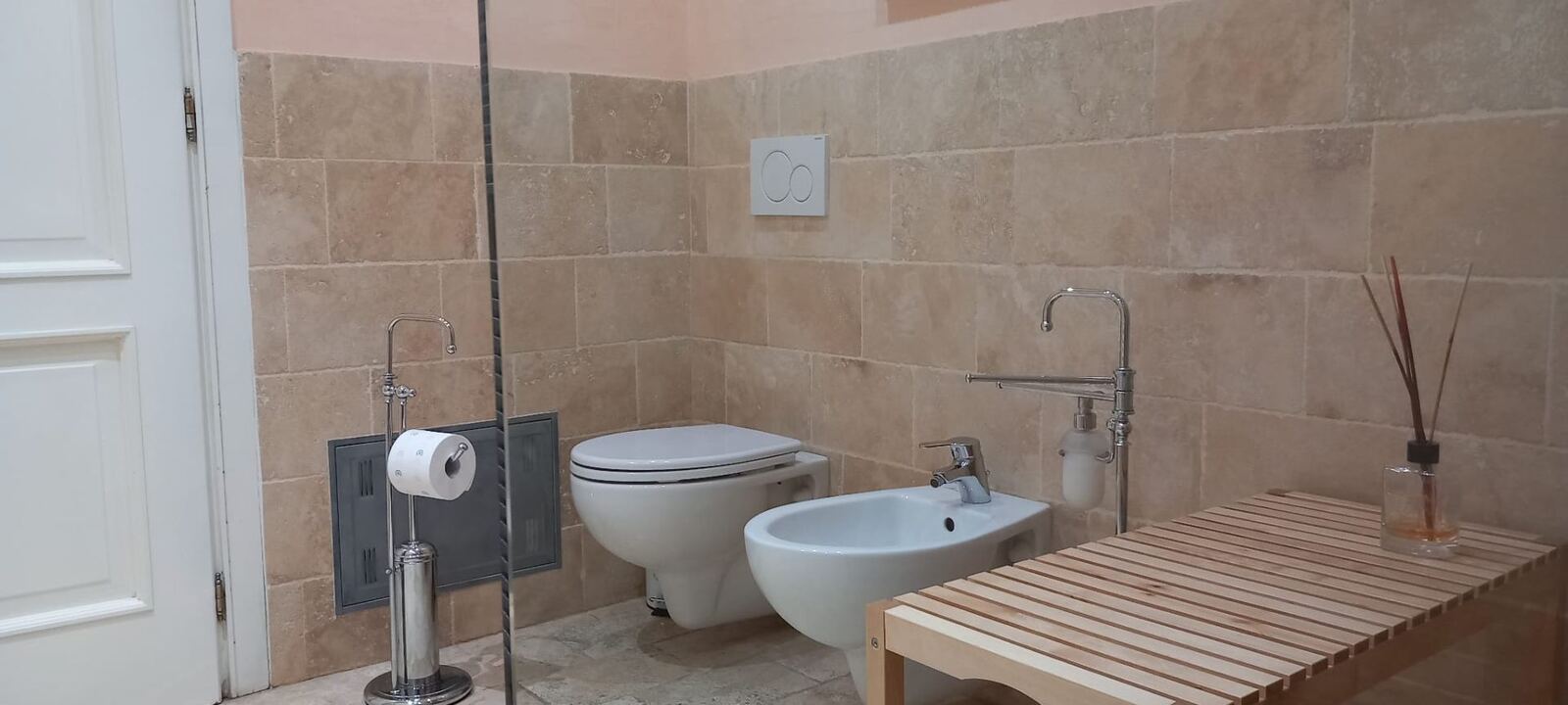 Bagno in pietra con doccia walk-in