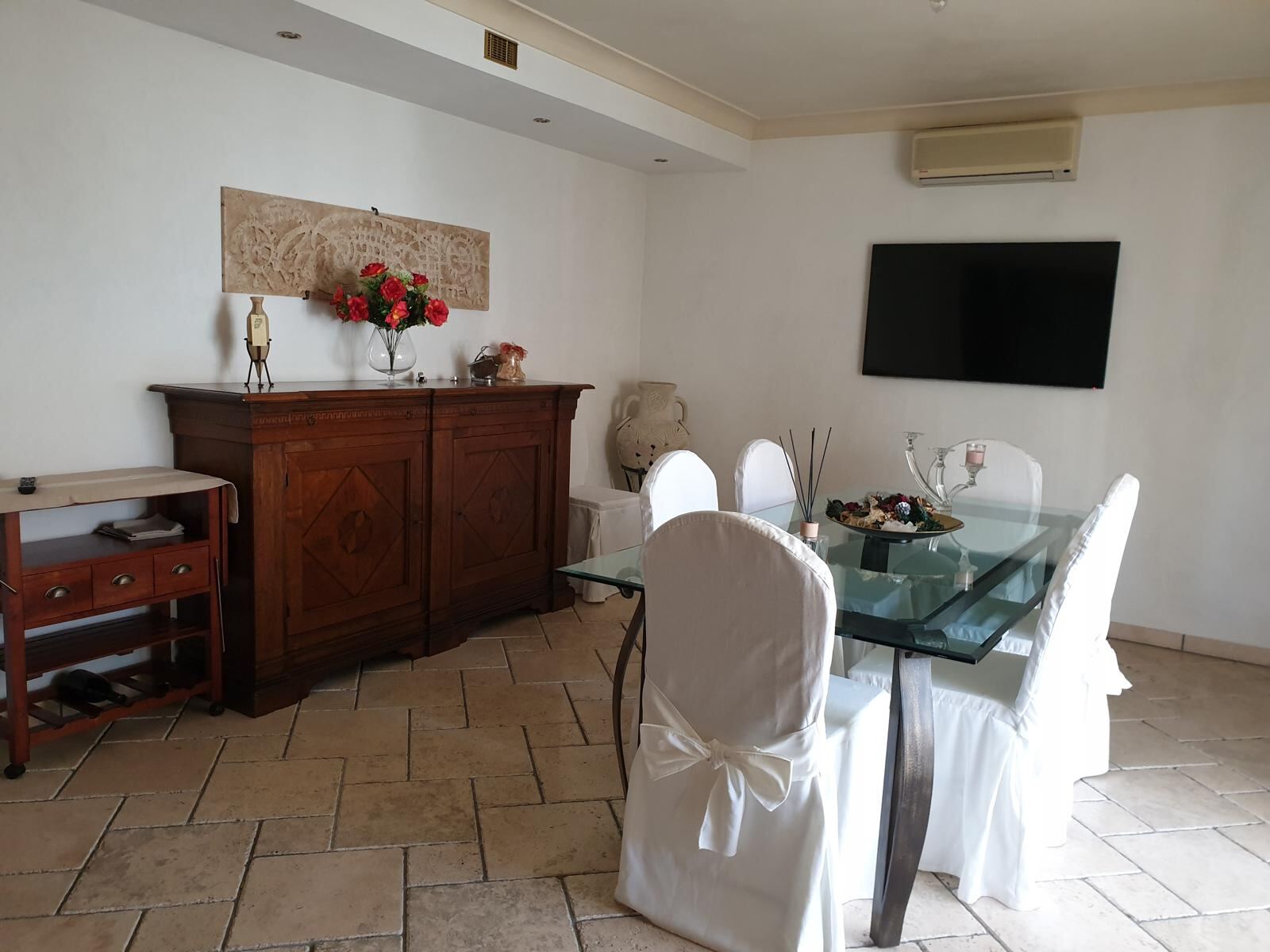 Sala da pranzo con tavolo in vetro