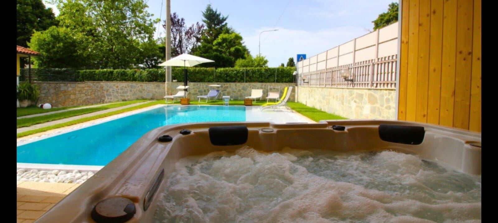 Idromassaggio esterno con vista piscina
