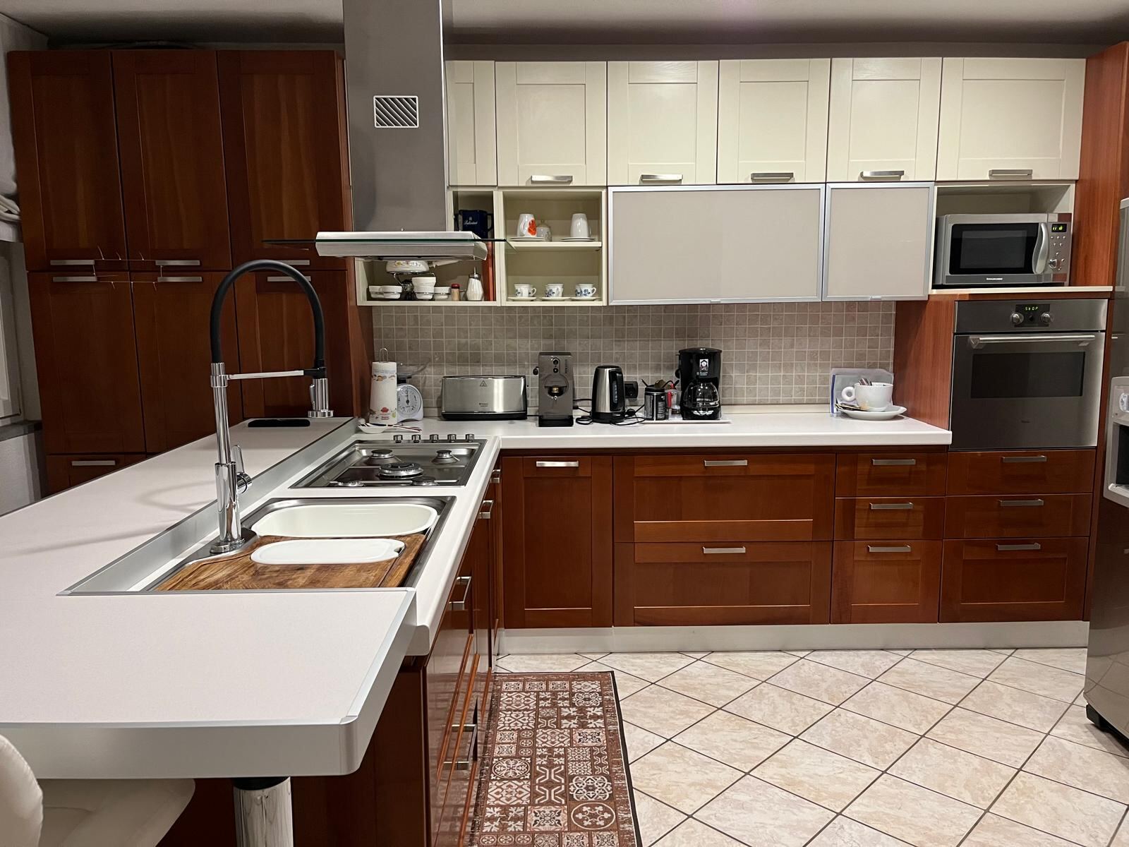 Cucina in ciliegio attrezzata