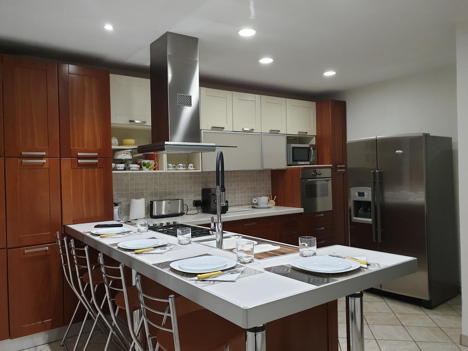 Cucina con isola e tavolo apparecchiato
