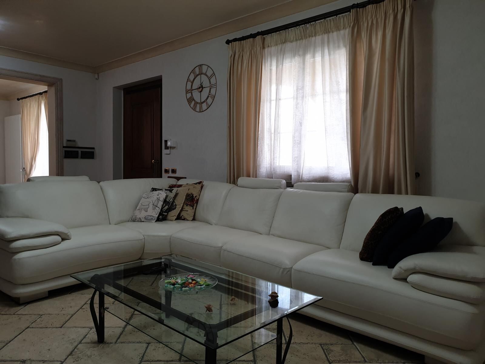 Salotto con divano in pelle