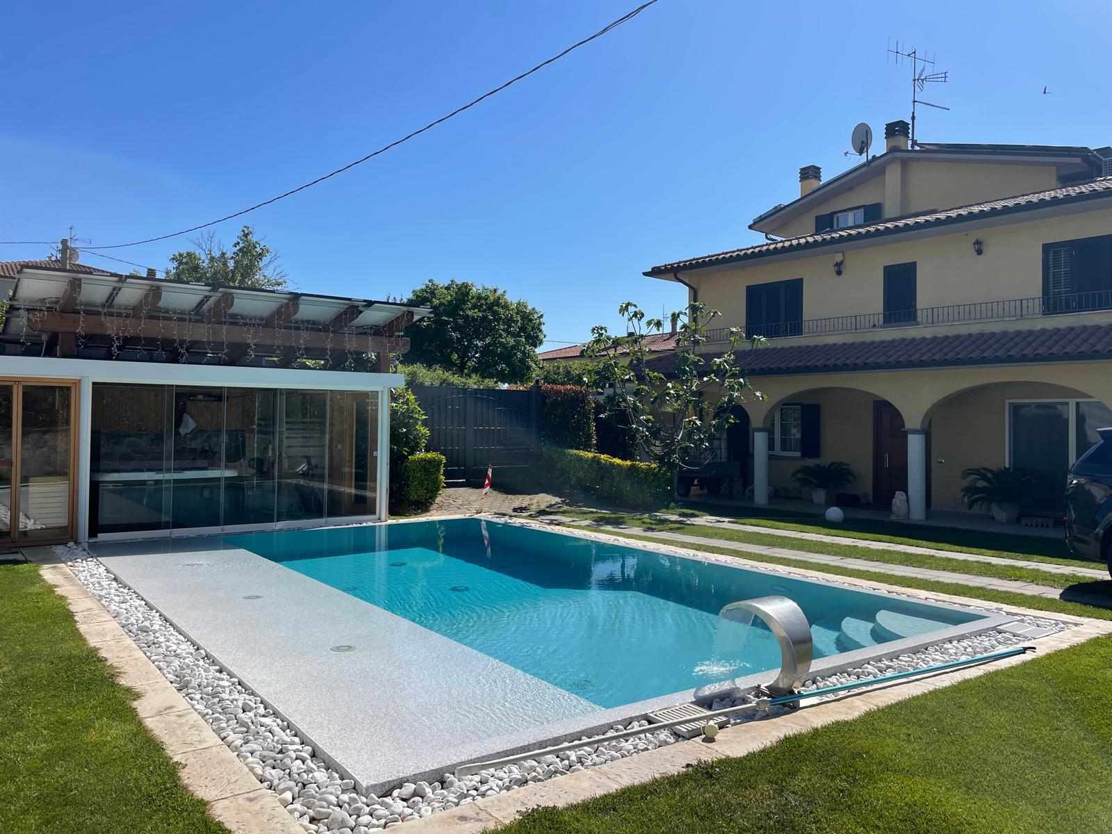 Dettaglio della piscina a sfioro