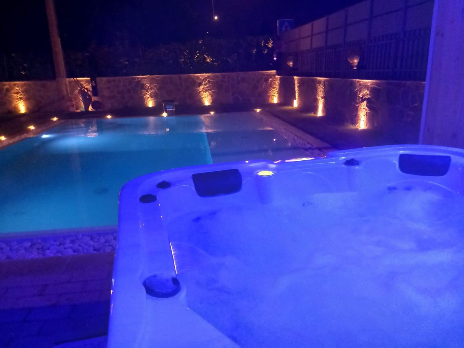 Idromassaggio notturno con piscina illuminata