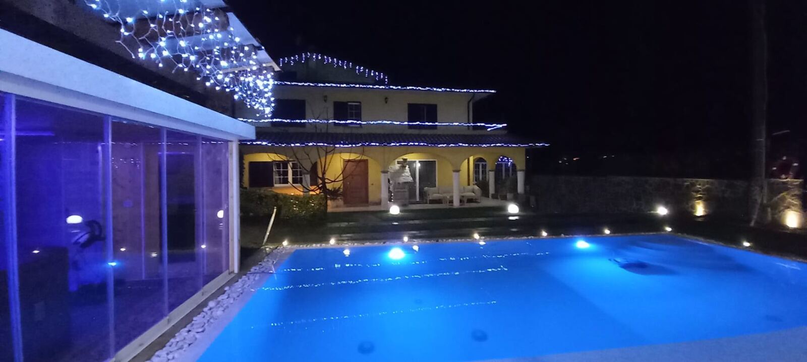 Piscina con allestimento serale