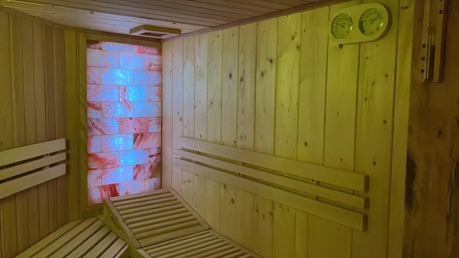 Sauna privata con parete in sale rosa