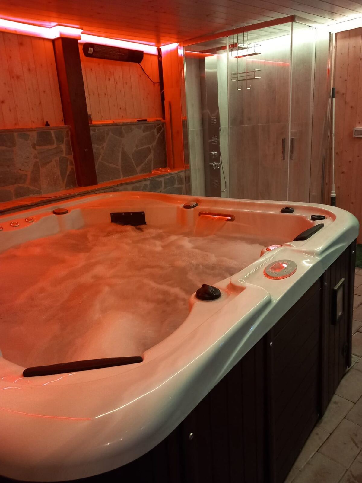 Idromassaggio interno alla spa con cromoterapia