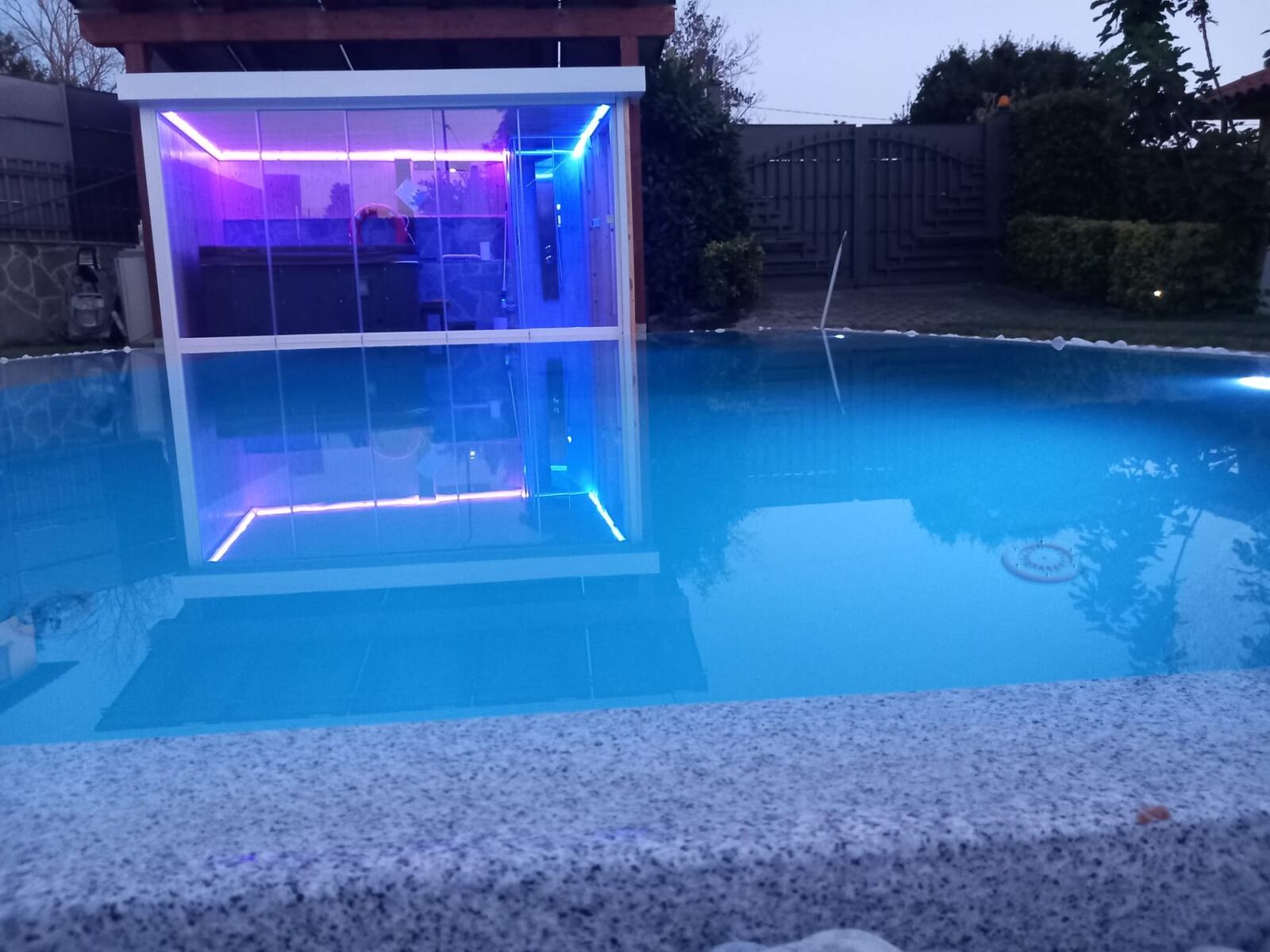 Spa con cromoterapia affacciata sulla piscina