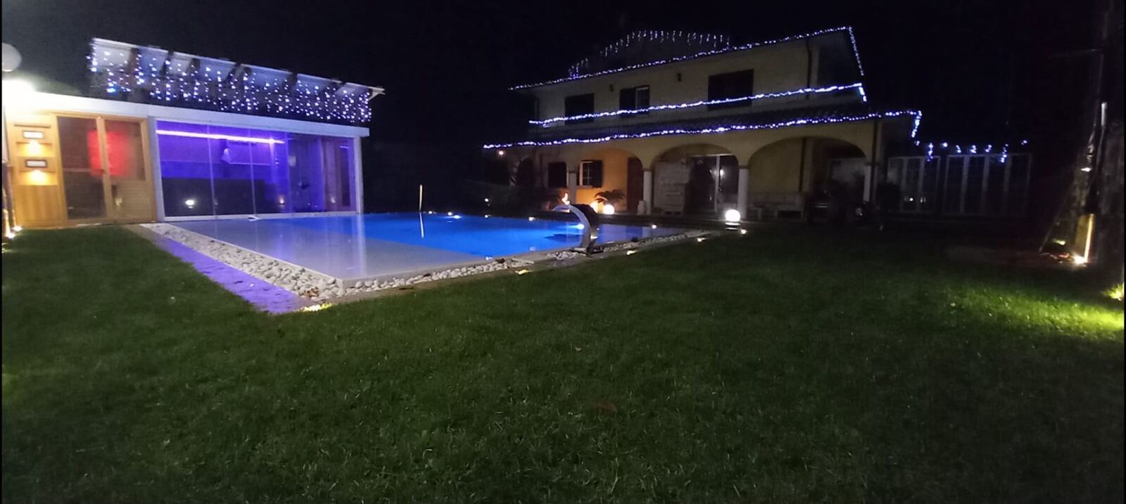 Villa illuminata di sera