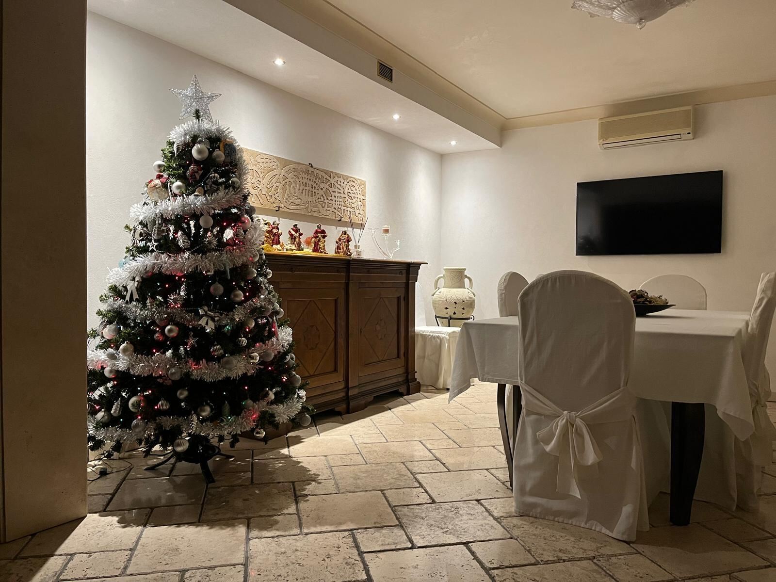 Sala da pranzo con albero di Natale